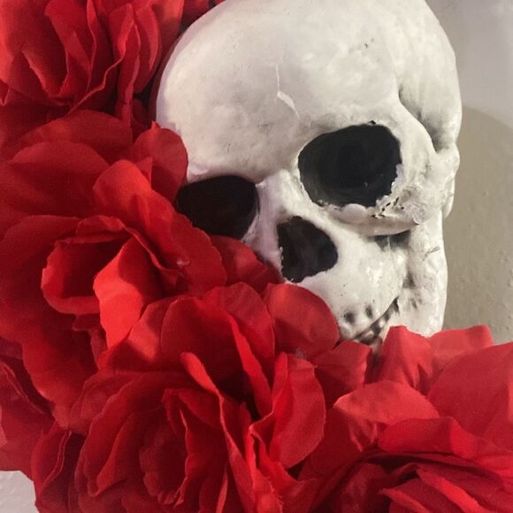 Handmade Gothic Skull and Red Mesh Floral Roses Wreath - Picture 4 of 5